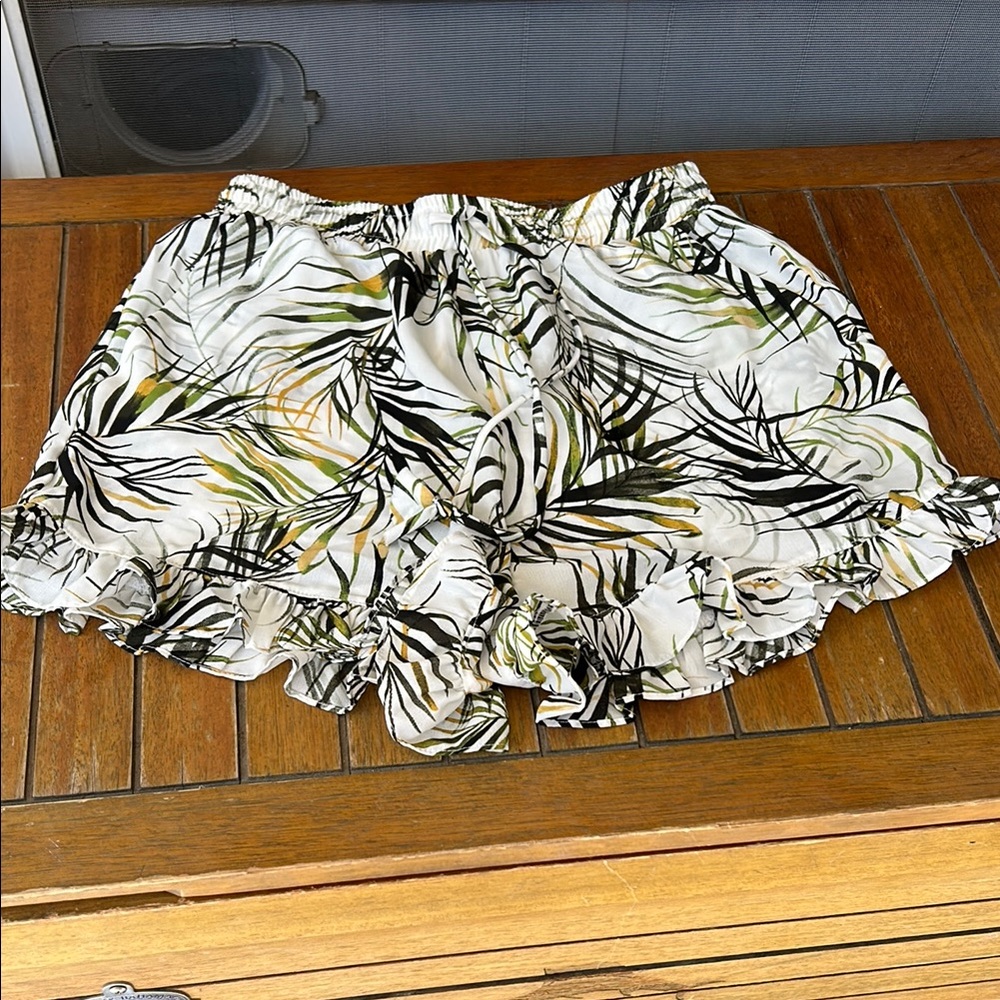 MISA NWT Tropical Leaf Print Drawstrinh Women's Shorts . Adorable, Size M